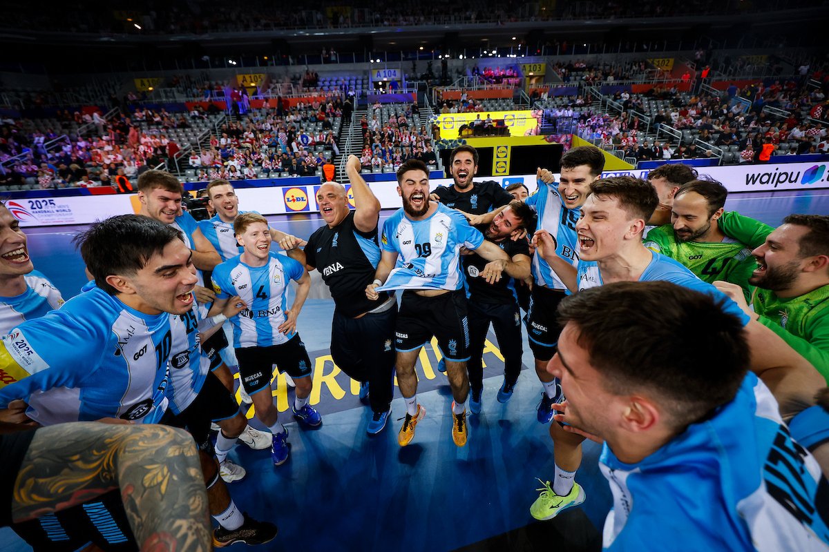 #Handball | En un partido infartante, #LosGladiadores vencieron a #Baréin para asegurarse el tercer lugar y pasar a la #MainRound del #Mundial.
.
#SelecciónArgentina #LaBatallaDeZagreb #DeportesEnQuilmes
.
Leé más en: deportesenquilmes.com.ar/spip.php?artic…