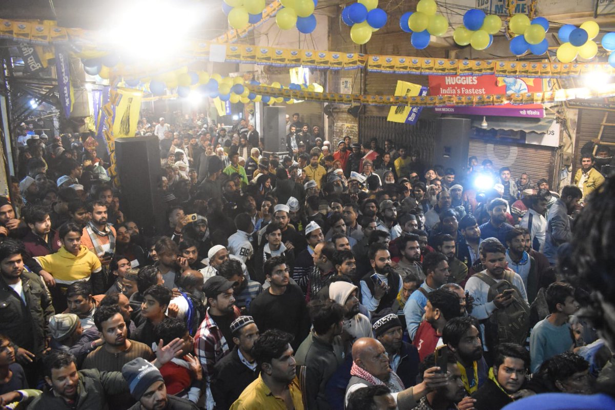 AAPDelhi's tweet photo. 📍मुस्तफाबाद

सांसद @SanjayAzadSln जी ने मुस्तफाबाद से आम आदमी पार्टी के प्रत्याशी @AdilKhanAAP जी के समर्थन में विशाल जनसभा को संबोधित किया 🔥

#PhirLayengeKejriwal https://t.co/jCuZo9UvNo