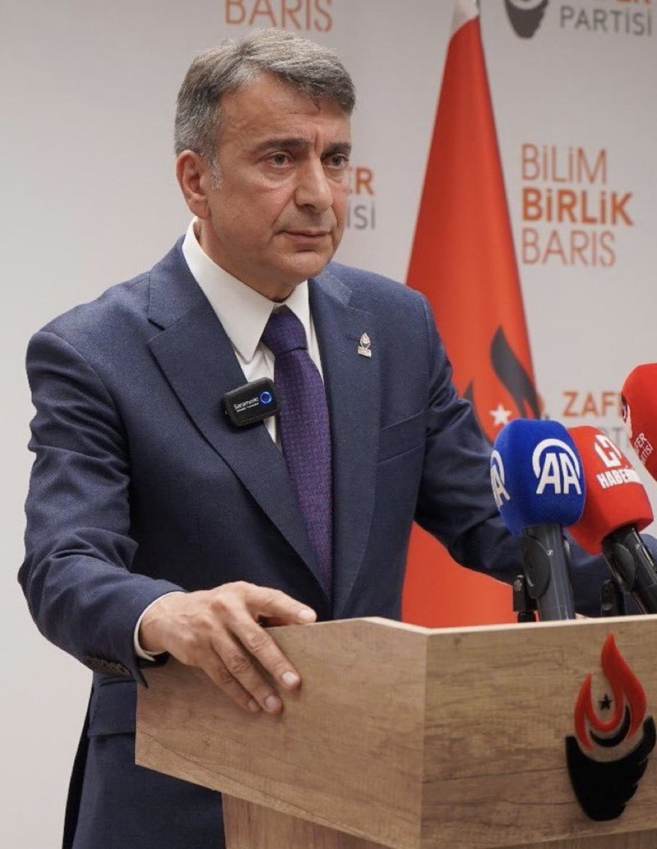 Azmi Karamahmutoğlu: 

“Onlardan tek isteğimiz var: İttihatçı Ümit Özdağ'ı Bekirağa Bölüğü'ne hapsetsinler. 

Yarın da İngiliz muhribiyle İstanbul'u kimin terk edeceğini göreceğiz.”