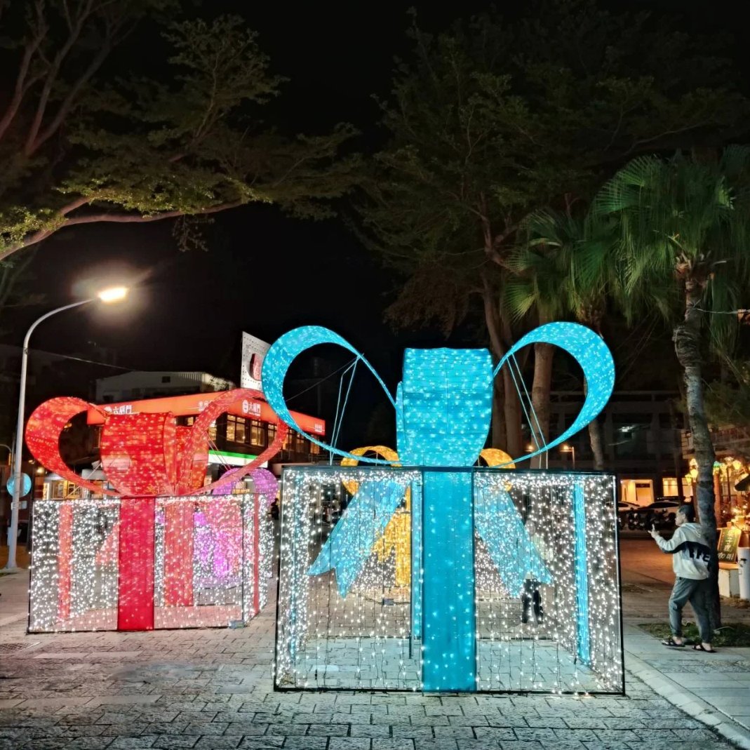 突然の雨の中の街の風景は、俗世間の雰囲気に満ちている。