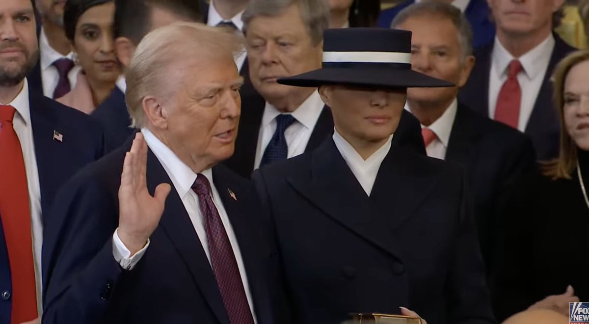 دونالد ترامب يُنصّب قبل قليل رئيسا للولايات المتحدة الأمريكية..

بدأ ترامب مراسم تنصيبه من مركز ومعلم ديني وحضر الصلاة الدينية طالبا "البركة والتوفيق والحماية من الرب".. 

اعتلى ترامب منصة التنصيب في الكونغرس وزوجته تحمل الكتب الدينية..

قبيل أداء ترامب اليمين الدستورية ألقى رجل