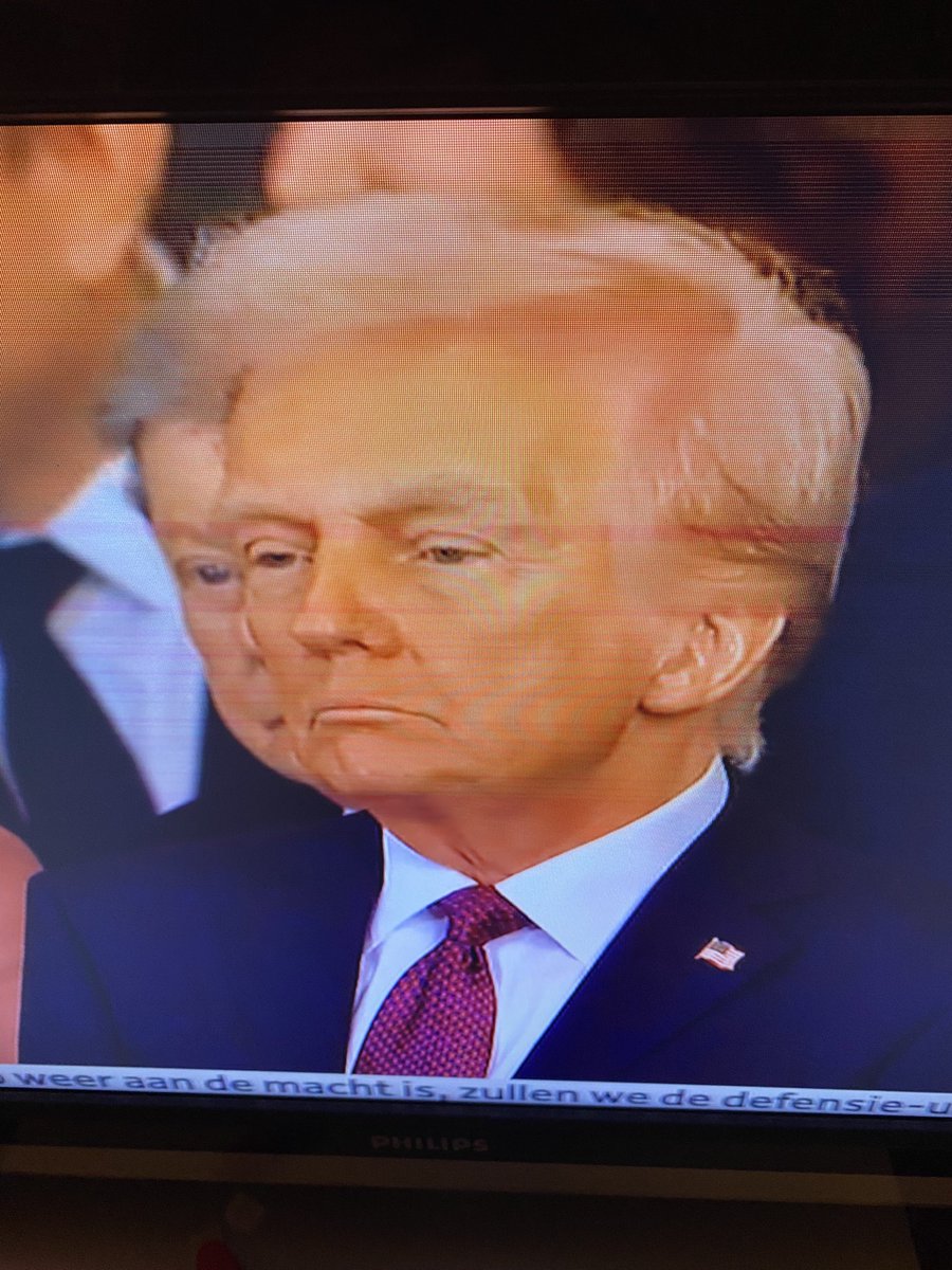 Inauguratie van Trump (Amerika en de olie-industrie wordt weer groot, de grenzen gaan dicht, de corruptie stopt, we zijn het machtigste land, stoppen de oorlogen, wij kunnen alles, het Panama-kanaal wordt weer van ons) is nog niet afgelopen of de techniek van de muziek valt uit.