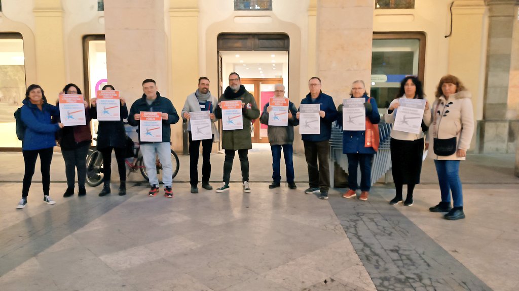 LlogateraGarraf's tweet photo. @SindicatLloguer @destapemlacaixa @UcfrGarraf @ads_garraf1 ‼️ Les veïnes de La Caixa ja estem a les portes de l'@ajuntamentvng per donar suport a les llogateres i en defensa de l'habitatge públic!

💥 No a la privatització de l'HPO!
#DestapemLaCaixa https://t.co/6Ttxacfrk4