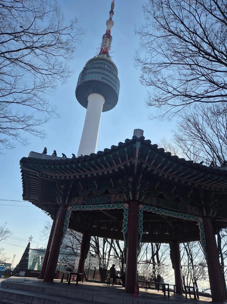 인생에는 당장 눈앞에 보이는 것 이상의 것이 있습니다. 시와 거리가 우리를 기다리고 있습니다.
