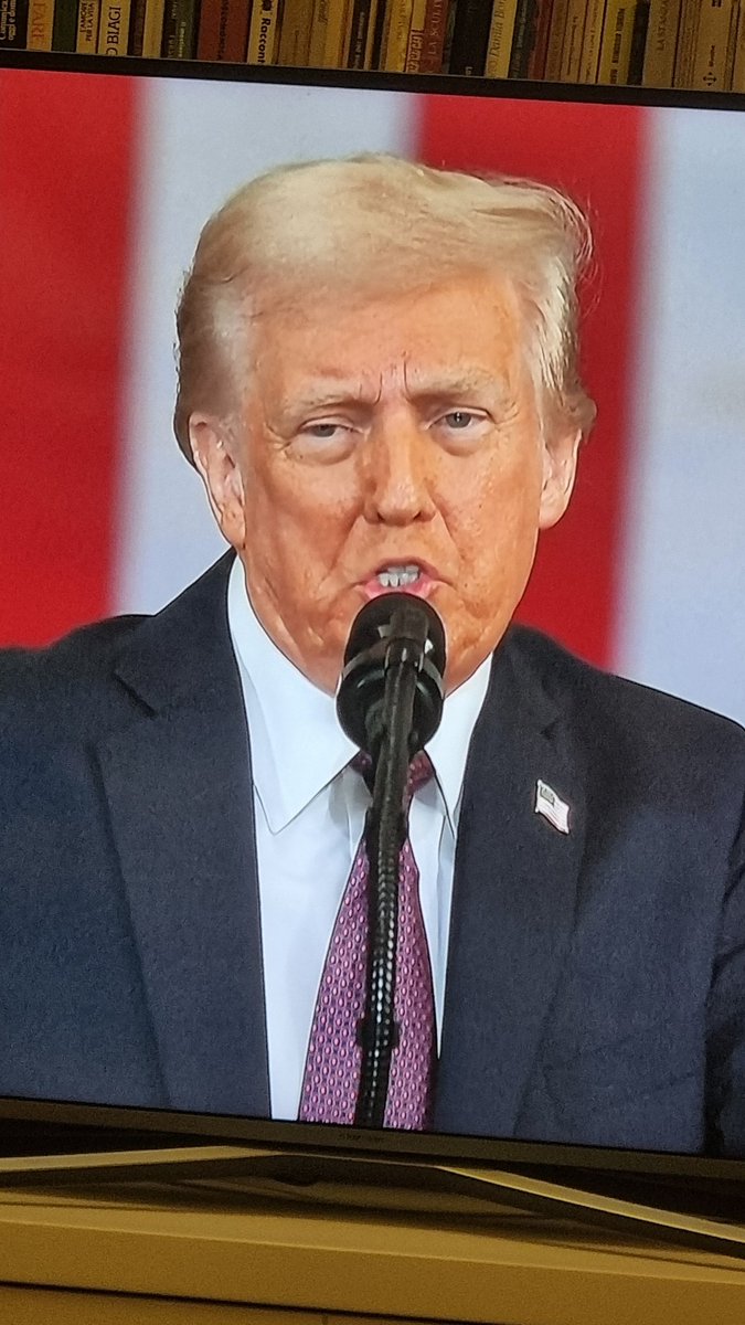TizianaFerrario's tweet photo. #Trump ha fatto un discorso durissimo con annunci di ordini esecutivi che stravolgono gli Usa per come li abbiamo conosciuti sinora.Inizia un'età dell'oro per l'America ha detto,Buona fortuna a tutti noi. https://t.co/B784oWPZi8
