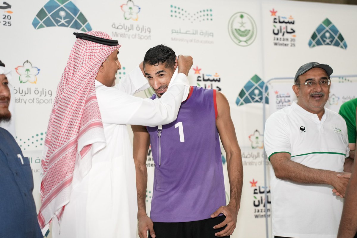 🏐|| 🎖️|| توجَ عضو مجلس إدارة الاتحاد السعودي للكرة الطائرة محمد الفقية نادي #الابتسام بالثنائي حسن الكعيبي و ضياء ال خواهر بالميداليات الذهبية و صدارة الجولة الأولى لبطولة الكرة الطائرة الشاطئية بجازان 👏🥇