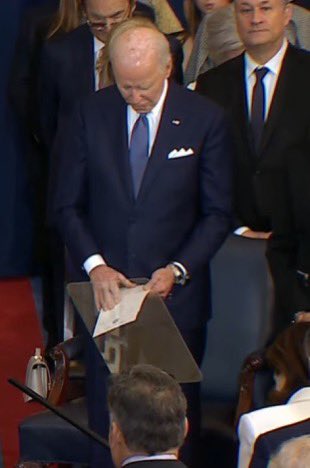 Er hat einfach schon abgeschaltet.