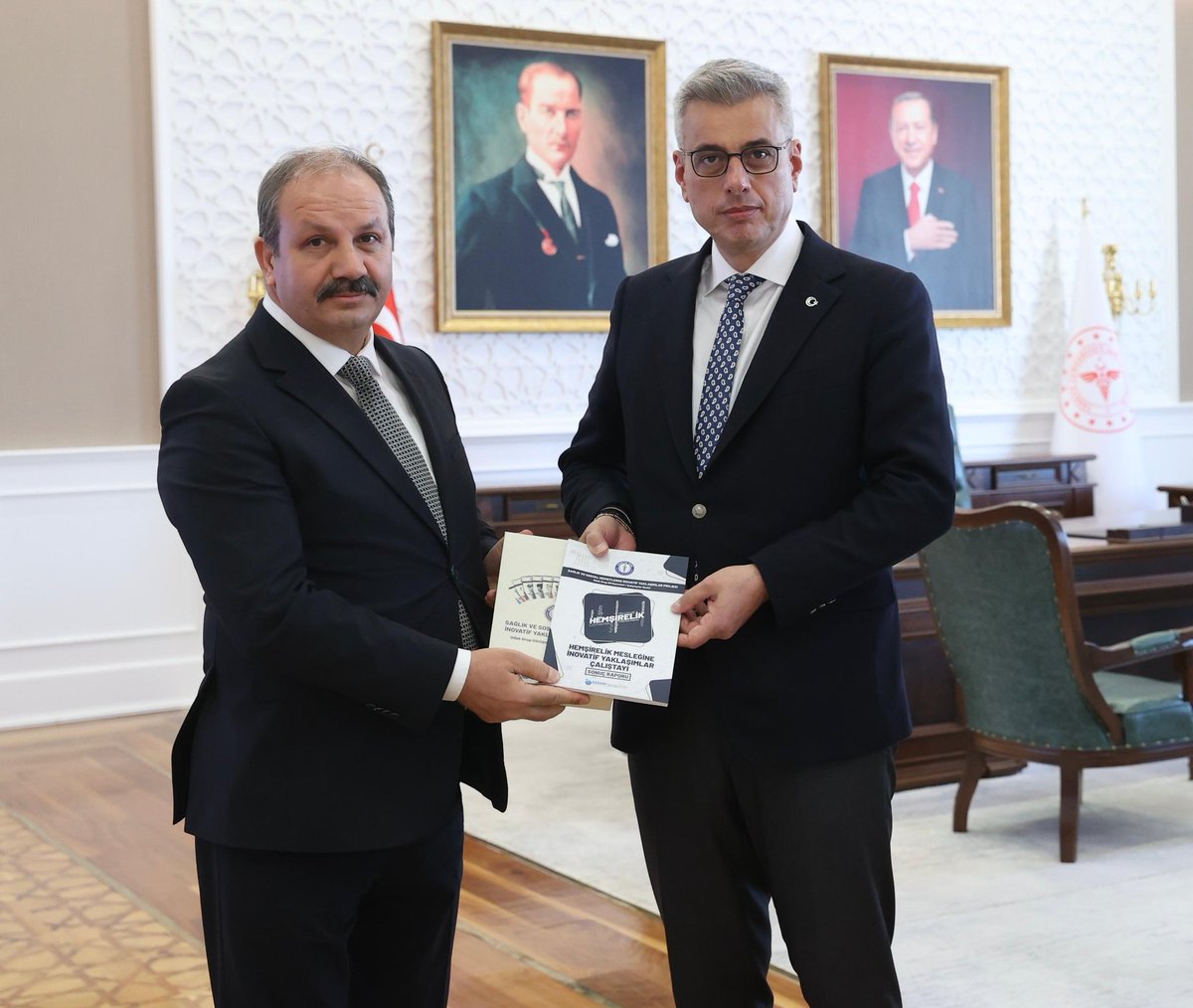 sagliksen's tweet photo. 📌Sağlık-Sen Sağlık Profesyonellerinin Taleplerini Sağlık Bakanı Memişoğlu’na İletti

Sağlık-Sen Genel Başkanı Mahmut Faruk Doğan ve Yönetim Kurulu Üyeleri, Sağlık Bakanı Prof. Dr. Kemal Memişoğlu’nu ziyaret etti.

Ziyarette; 

➡️Sağlık profesyonellerinin taban ödemelerinin ve nöbet ücretlerinin artırılması,
➡️Gece saatlerinde görev yapanlara Gece Çalışma Tazminatı verilmesi,
➡️Aile sağlığı çalışanlarının destek ve teşvik oranlarının artırılması,
➡️Entegre ASM'lerde nöbet zorunluluğunun kaldırılması,
➡️Aile sağlığı çalışanlarının HYP mağduriyetinin giderilmesi,
➡️112 çalışanlarının teşvik ek ödemelerinin ve yemek ücretlerinin artırılması,
➡️50 bin sağlık personeli atamasının gerçekleştirilmesi,
➡️3+1 yıl sistemiyle istihdam edilen sözleşmeli personelin karşılıklı yer değişikliği (becayiş) yapabilmesi,
➡️Sağlık profesyonellerine TOKİ konutlarında özel kontenjan ve indirim sağlanması,
➡️Sağlık profesyonellerine toplu taşıma indirimlerinin sağlanması,
➡️Sağlık profesyonellerinin giydiği forma ve önlüğün özel görev kıyafeti sayılması ve Bakanlık tarafından verilmesi gibi birçok talep Bakan Memişoğlu ile paylaşıldı.

⤵️
https://t.co/uL1sPOtUmf