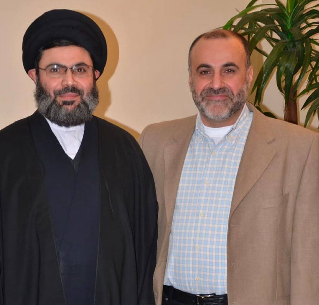 🔻صورة تجمع الشهيد القائد محمد رشيد سكافي ( الحاج مصعب) مع
رئيس المجلس التنفيذي لحزب الله الشهيد السيد هاشم صفي الدين