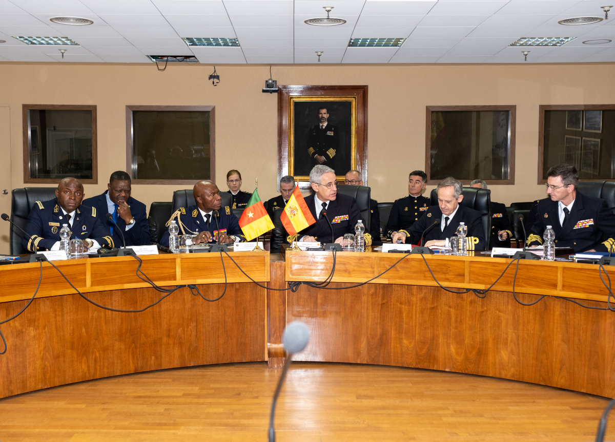 Armada_esp's tweet photo. Esta mañana, el contralmirante Jean Mendoua, Jefe de Estado Mayor de la Marina de Camerún, ha realizado una visita oficial al #CuartelGeneral de la @Armada_esp donde fue recibido por el #AJEMA, el Almirante General Antonio Piñeiro Sánchez.

#SomosLaArmada🇪🇸⚓️ https://t.co/EuFZXCI3Va