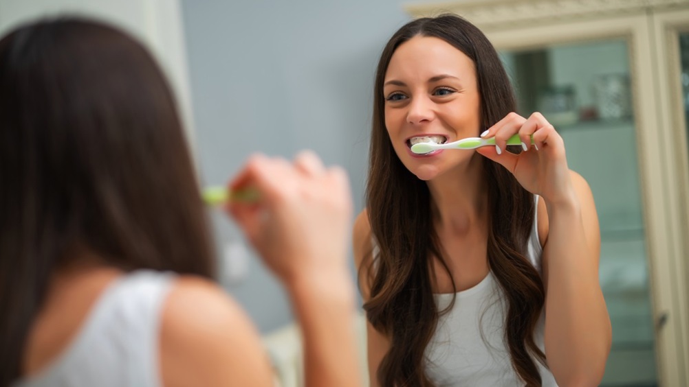 TheDentistMag's tweet image. A #study from @currys has revealed 1 in 6 Brits clean their #teeth just once a day. 

The survey of 2,000 people across the UK also uncovered that 35% of Brits brush their teeth for less than a minute.

Find out more here:
➡️  ow.ly/ptNT50UJH9K

#toothbrushing #oralhygiene