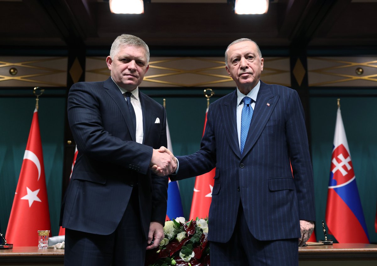 Bugün Slovak Cumhuriyeti Başbakanı Sayın Robert Fico ile yaptığımız görüşmelerde ikili ilişkilerimizi daha da derinleştirmenin yollarını değerlendirdik. 🇹🇷🇸🇰

İmzaladığımız ortak bildiriyle ilişkilerimizi stratejik ortaklık seviyesine yükselttik.