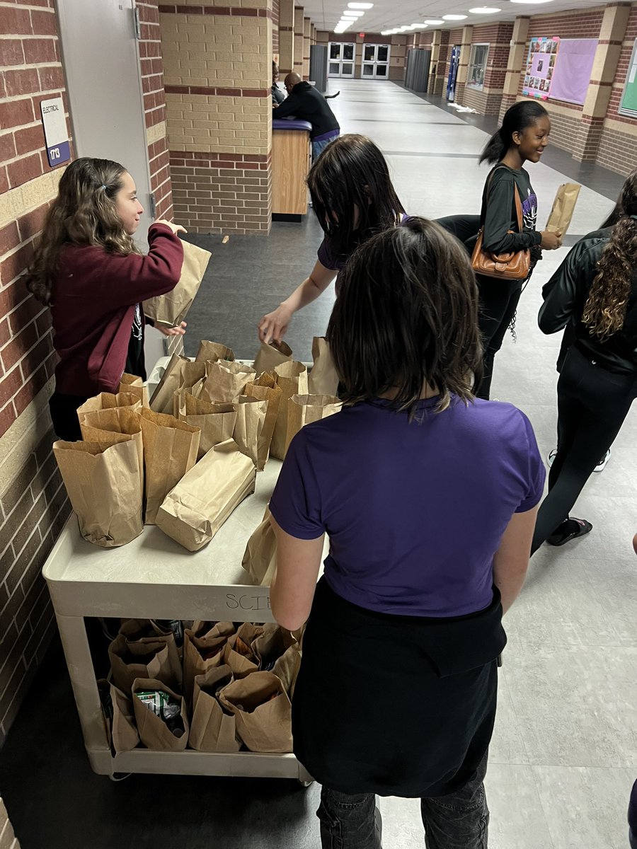 MrhsGirls_Bball's tweet image. Still thinking about Junior High Night! It was so great to have these future Mavs in the house. They “signed” to be a MRHS Lady Mav and got a little snack to keep them fueled up in the stands! #ALLINFAMILY #CreatingCHAOS