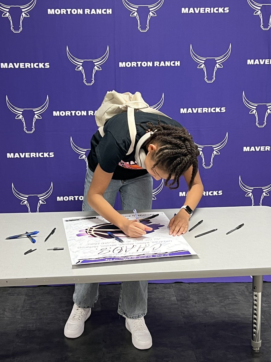 MrhsGirls_Bball's tweet image. Still thinking about Junior High Night! It was so great to have these future Mavs in the house. They “signed” to be a MRHS Lady Mav and got a little snack to keep them fueled up in the stands! #ALLINFAMILY #CreatingCHAOS