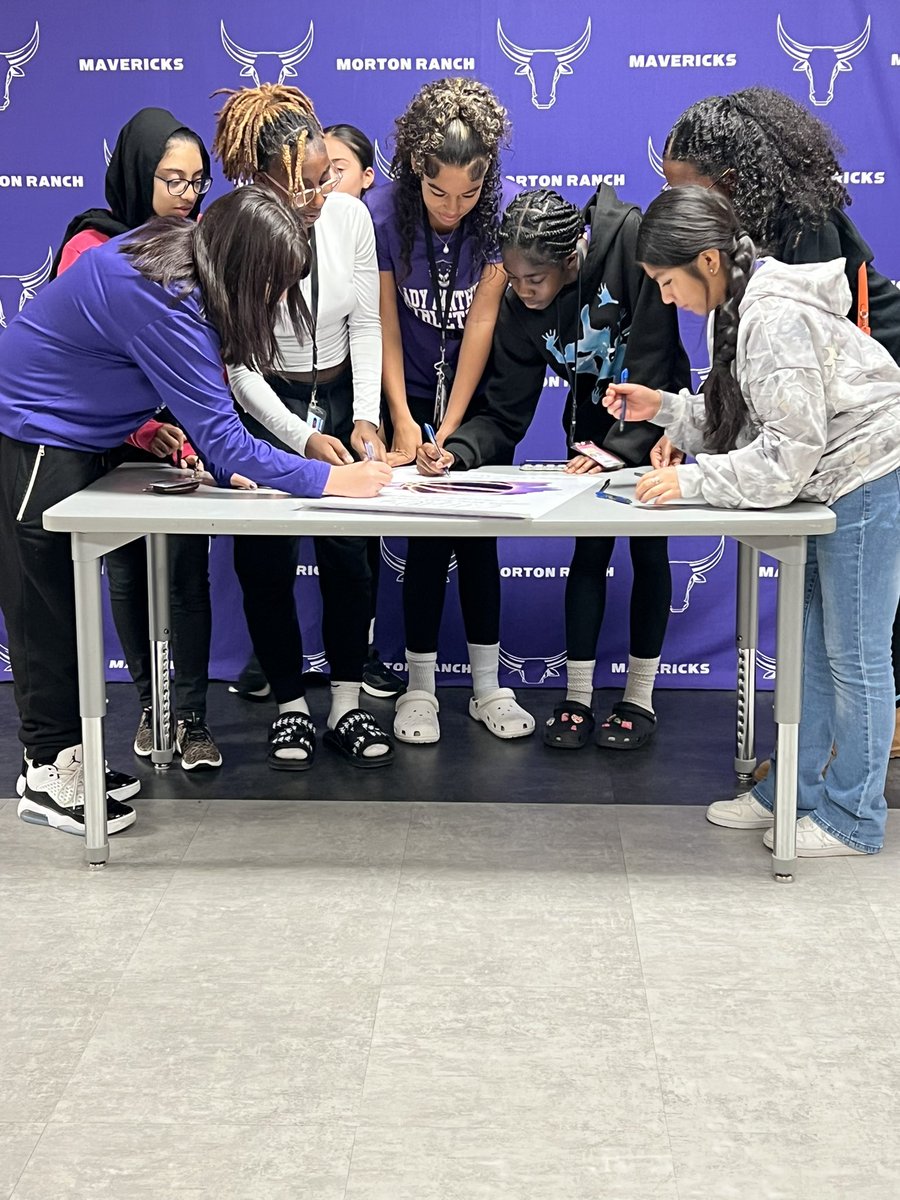 MrhsGirls_Bball's tweet image. Still thinking about Junior High Night! It was so great to have these future Mavs in the house. They “signed” to be a MRHS Lady Mav and got a little snack to keep them fueled up in the stands! #ALLINFAMILY #CreatingCHAOS