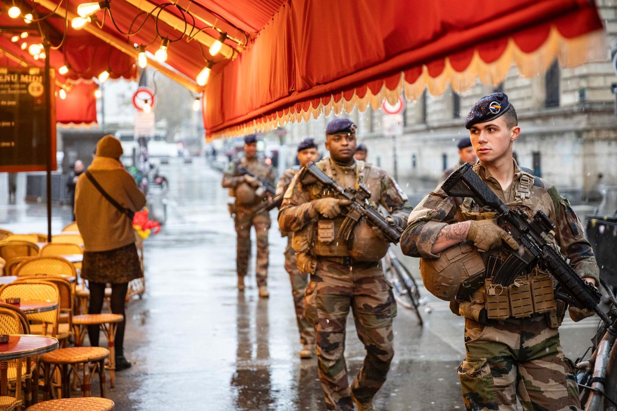 3eHussards's tweet photo. Protéger, rassurer et dissuader sont les mots qui ont animé le régiment pendant le déploiement sentinelle à #Paris. Les #hussards quittent la capitale, fiers d'avoir accompli leur #mission auprès des parisiens. https://t.co/WogUifFnUx