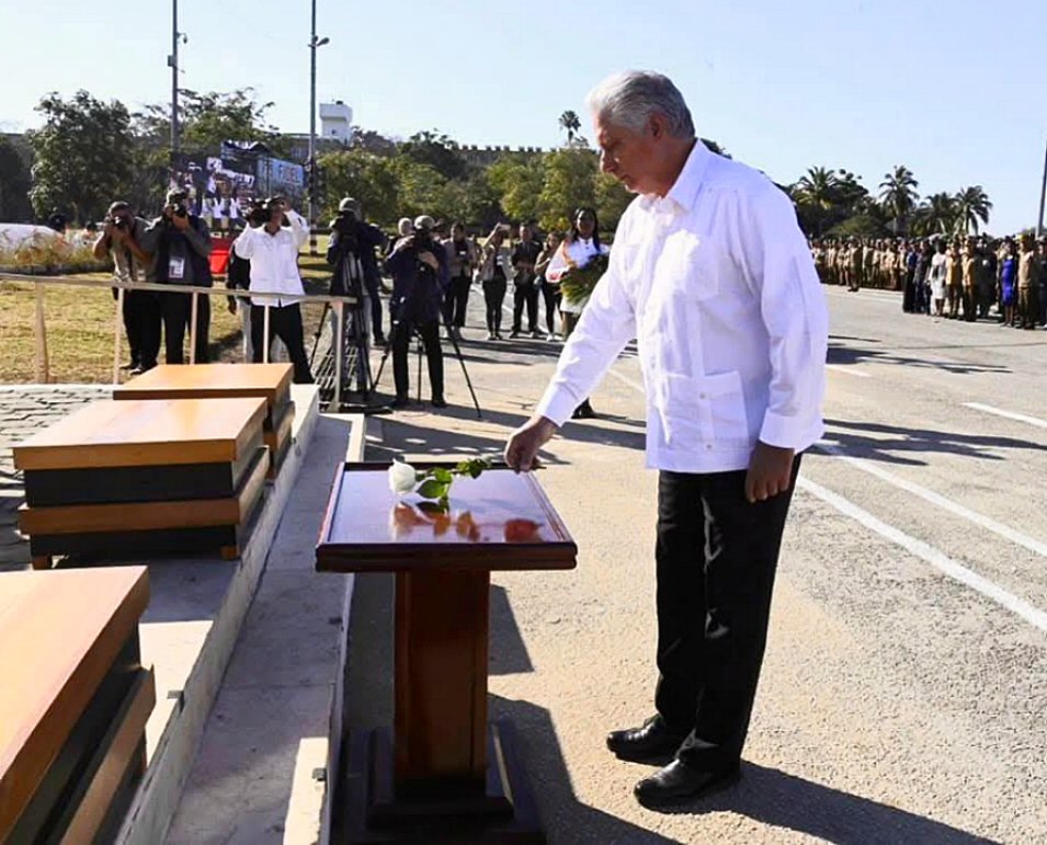 🔴🔵🟢| Cuba rinde merecido homenaje póstumo a los 13 combatientes de las FAR caídos en el cumplimiento del deber en días recientes. El Presidente <a href="/DiazCanelB/">Miguel Díaz-Canel Bermúdez</a> encabezó la ceremonia, signada por el dolor y el tributo de las familias y el pueblo holguinero a sus hijos. #CubaHonra