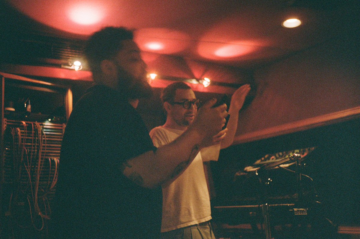sotclabel's tweet image. .@sam_dew + @jackantonoff on film 🎙️
‘I Cover The Waterfront’ by Sam Dew, track nine from ‘The New Look: Season 1 (@appletv Original Series) streaming everywhere.
thenewlook.ffm.to/waterfront