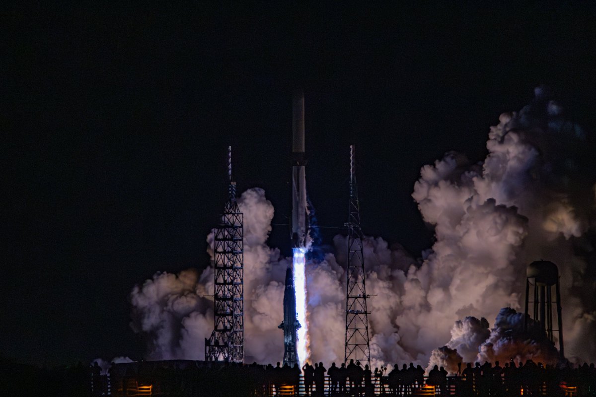 ChadwickSpace's tweet photo. 2 more #NewGlenn photos! New Glenn was extremely photogenic with this launch and I keep looking back at my photos from it. I'm so excited for the next launch!

@blueorigin @JeffBezos @davill #NG1

📸Me https://t.co/aNr73Nic7Z