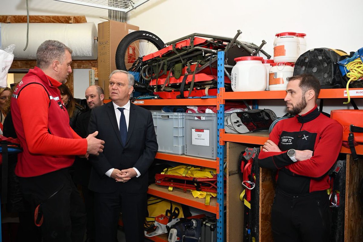 Avec une équipe de 6 mécaniciens opérateurs de bord et 5 pilotes, plus de 1 100 personnes ont été secourues l'année dernière par le #Dragon74 et ses partenaires sapeurs-pompiers du <a href="/SDIS_74/">SDIS 74</a> et du PGHM. Le ministre <a href="/fnb_officiel/">François-Noël BUFFET</a> et le <a href="/DG_SecCivile/">Julien Marion - DGSCGC</a> sont venus saluer les équipes de