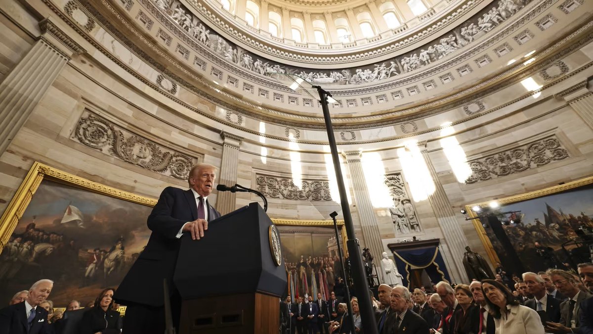 🇺🇸 Wat een dag om nooit te vergeten! 🤩Jammer dat de inauguratie in open lucht niet kon plaatsvinden, maar het drukte het enthousiasme allerminst: Strengere immigratiewetten, weg met woke, America First, vrede… Een dag vol netwerken voor <a href="/vlbelang/">Vlaams Belang</a> en de batterijen opladen (1/2)