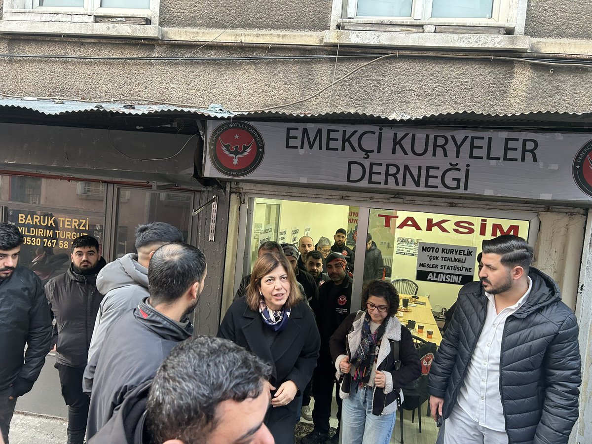 📌Emekçi kurye Derneğini ziyaret ettik. Hepimizin  kapısını çalan, siparişlerimizi yetiştirmeye çalışan Moto kuryelerin ciddi sorunları var.
📌Türkiye’de Resmi verilere göre 900 bin Moto kurye çalışıyor.
Geçtiğimiz yıl 70 kurye yaşamını yitirdi. İş kazası olarak ta kabul