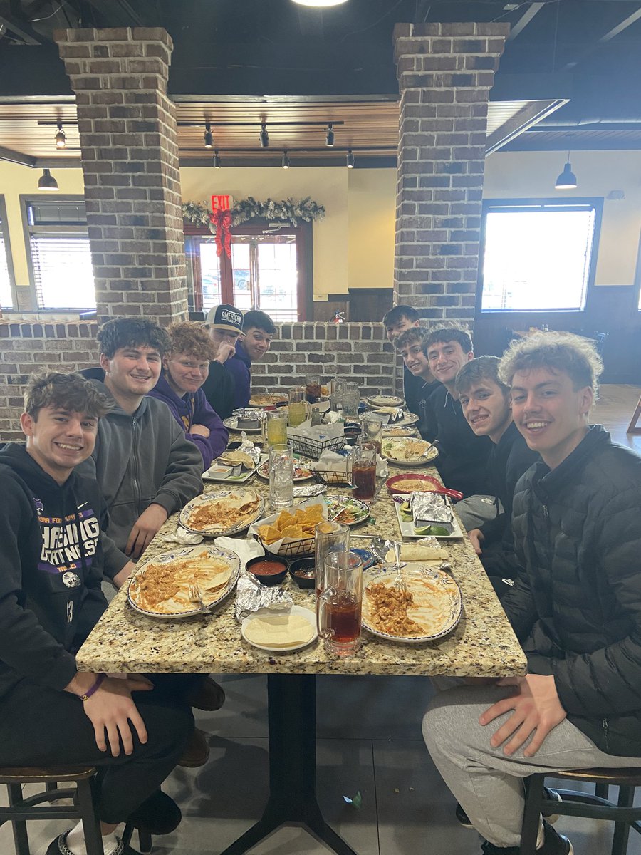 Special thanks to Rocas Mexican Grill for hosting our boys basketball team for lunch today. The food and the service was outstanding!   Thank you, Rocas!