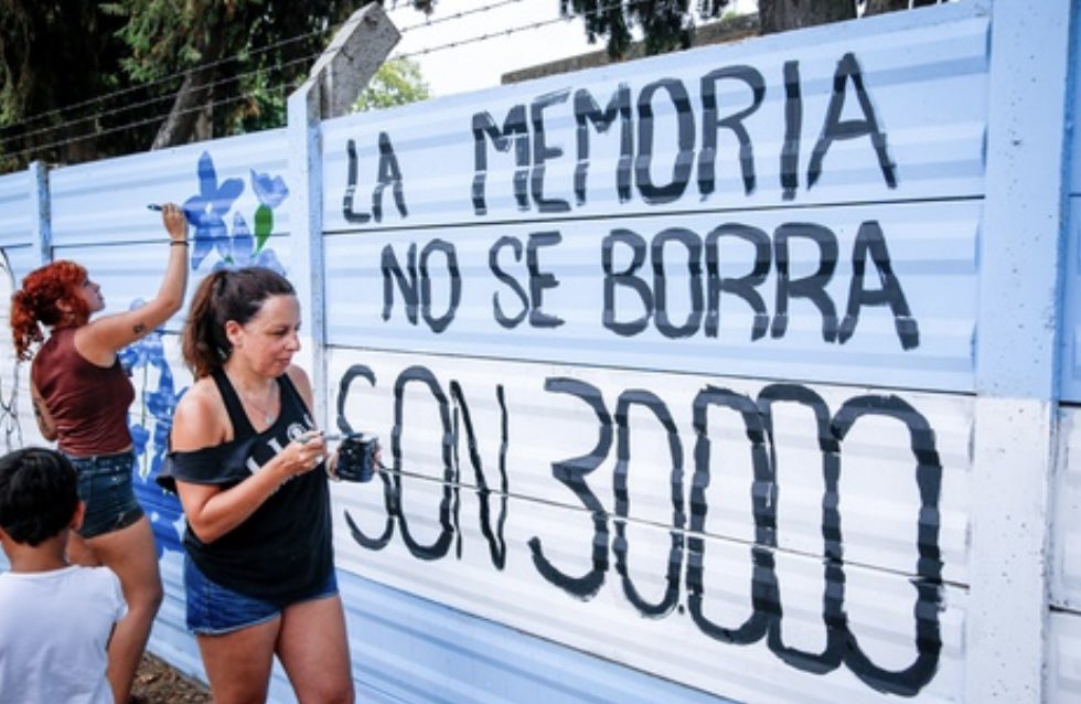 lajuliaeva's tweet photo. Cuánto les falta para entender que no van a poder borrar la memoria?
Soretes mal cagados

Memoria 
Verdad
Justicia

SON 30.000 AHORA Y SIEMPRE 🤍 https://t.co/QuHIxrWLz0