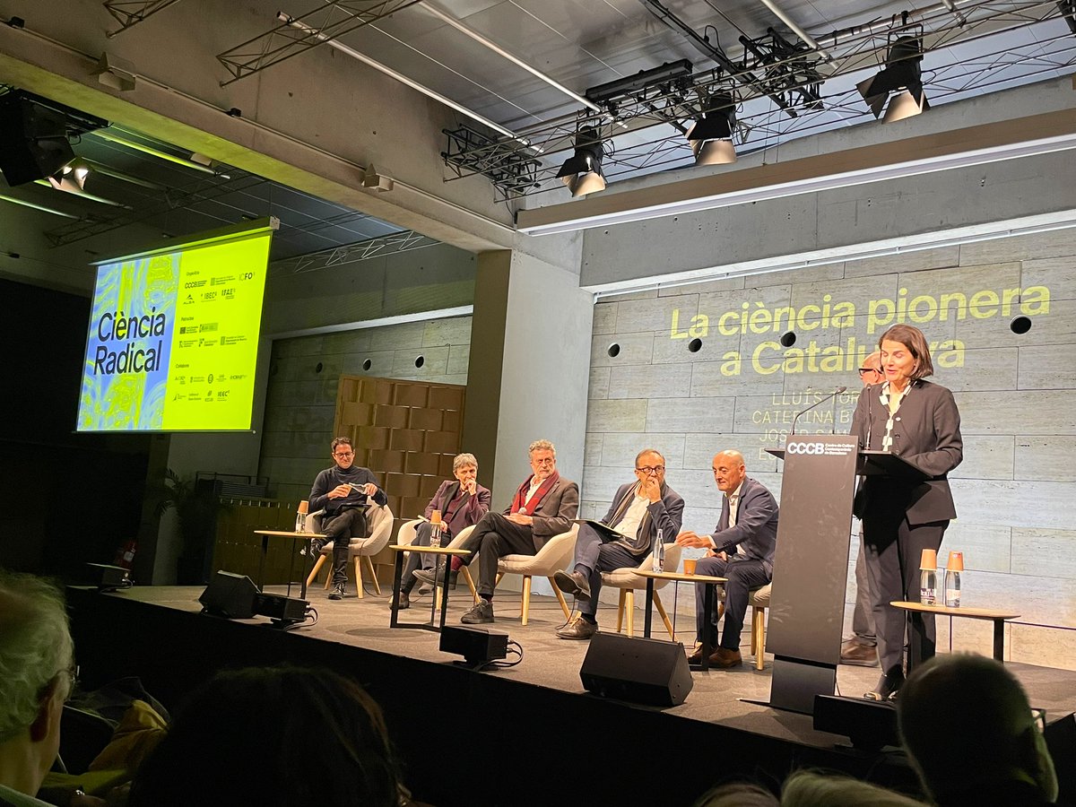 ALBAsynchrotron's tweet photo. Ple absolut a l’espai Hall del @cececebe per inaugurar el projecte 🟡 Ciència radical 🟡 que posar en contacte la ciència de frontera i les arts, com a part dels projectes #PlanesComplementarios de Cataluny. Una sessió extraordinària amb el debat i la projecció de #Superradiance https://t.co/inKWXYfuFo