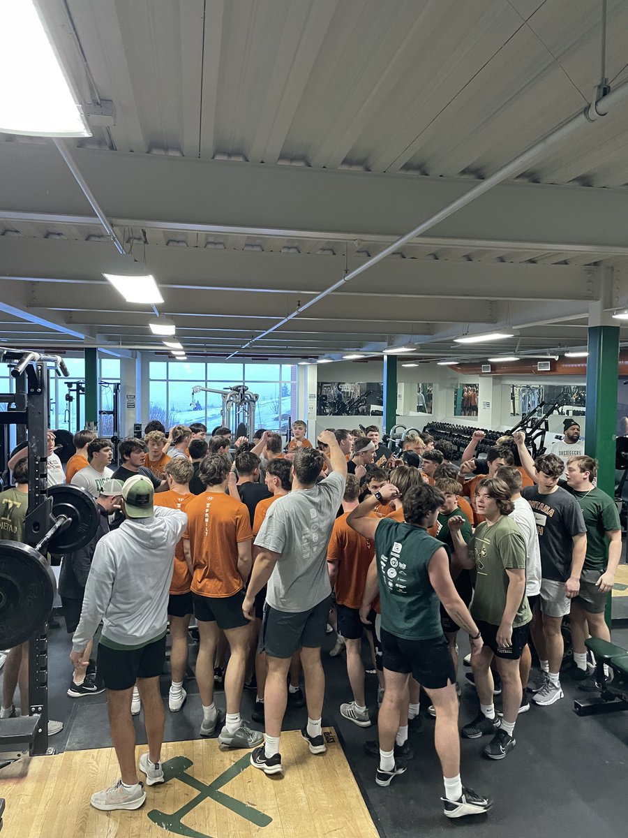 MonTechFootball's tweet photo. Great be back in the weightroom together this morning! Great energy and enthusiasm! Have to get a little bit better everyday! 
⚒4 Missions to Accomplish!⚒
#Family
#CountOnMe https://t.co/FvUwo073gL
