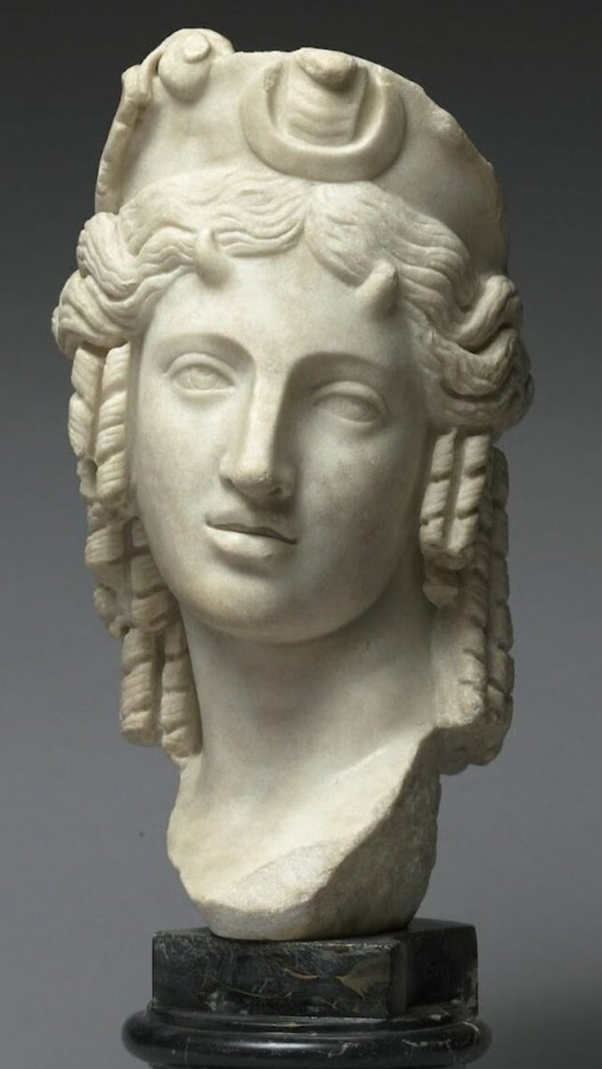 Mi nombre es Ío, soy una ninfa hija del dios río Ínaco.
Zeus se enamoró de mí y me hizo sufrir lo indecible.
Hoy os voy a contar mi historia.