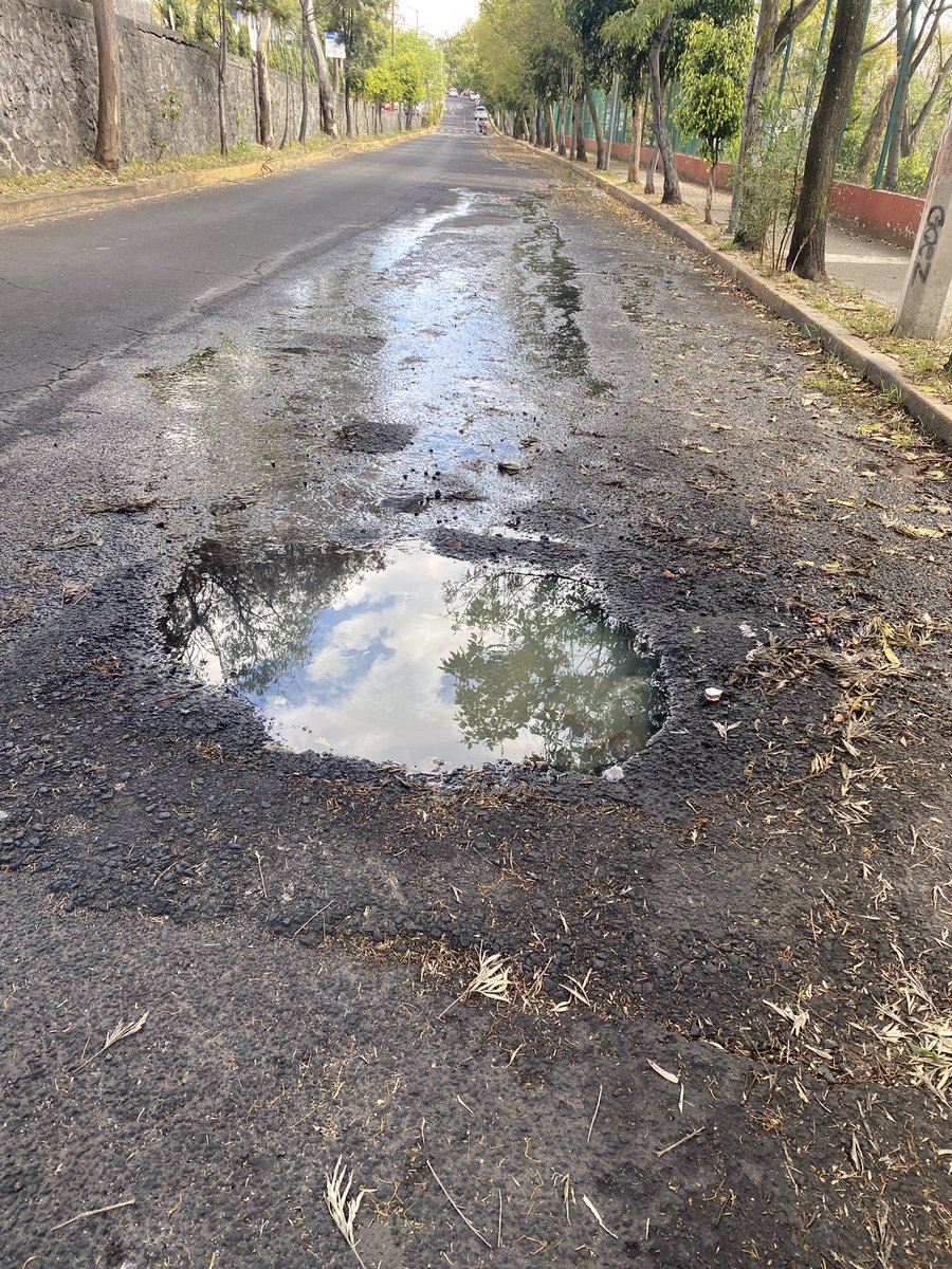 crisayelin's tweet photo. @LopezCasarinJ @AlcaldiaAO #ServiciosUrbanosAO
Parecía qué ya estaba destapada la coladera de aguas negras que se encuentra casi frente al 2l6 de Corceles en #ColinadelSur, espero qué ahora si la puedan destapar el olor es muy fuerte el agua corre por toda la calle del Parque https://t.co/HfFoJW4Qow