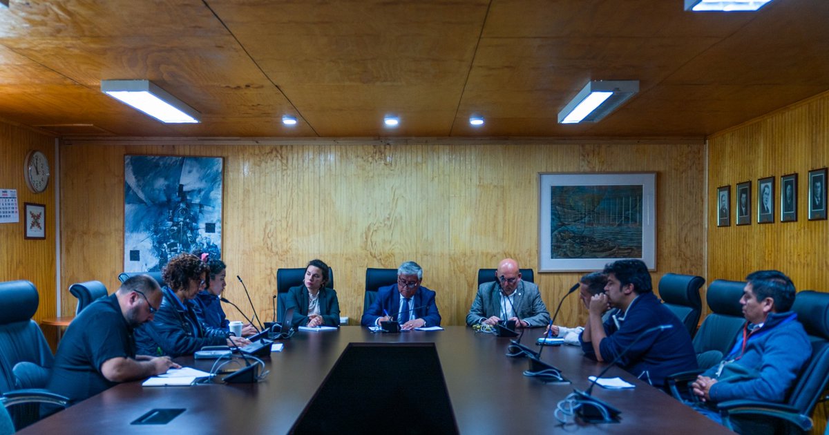 DPRLosLagos's tweet photo. 📍 En el marco del despliegue del #GabineteRegionalenChiloé,  la Delegada Paulina Muñoz encabezó una reunión protocolar con el alcalde de @rrppcastro, la jefa de @SubdereLosLagos,  @MmaLagos y @seremisalud10, donde se abordó la situación de residuos sólidos domiciliarios. https://t.co/zgJ4tY3Kov