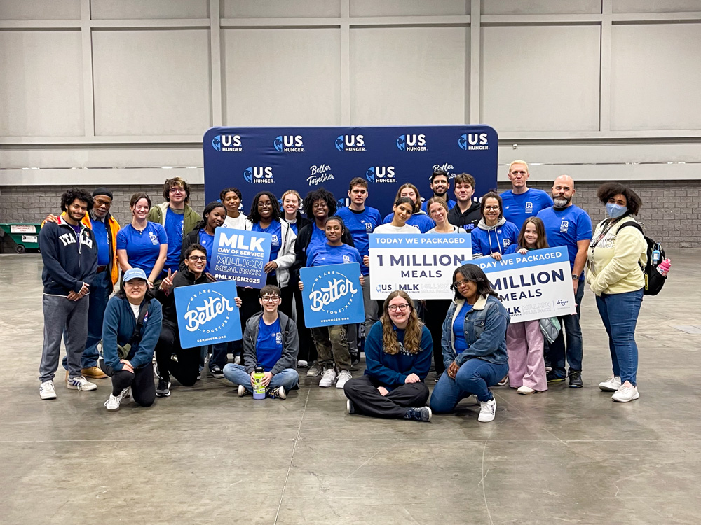 rollinscollege's tweet photo. In honor of #MLKDay, members of the Rollins community volunteered today with @US_Hunger and @citybeautiful as a part of their "One Million Meals" packing event, where they packed meal boxes for those facing food insecurity in the Greater Orlando area. #LifeIsForService ๐ https://t.co/kcSl8ZuXJU
