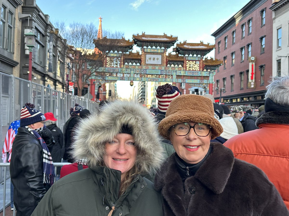 ChagnonPatricia's tweet photo. 🇺🇸 #WashingtonDC : Direction l’#Arena1 pour assister aux discours d’investiture de #Trump. Une ferveur patriotique & un souffle d’espoir dans les rues de la capitale. Un nouveau chapitre s’ouvre pour les États-Unis !
Merci à mon amie @KimberlyLoweVA
#Trump2025 #Inauguration2025 https://t.co/Hcs8yRMJlx