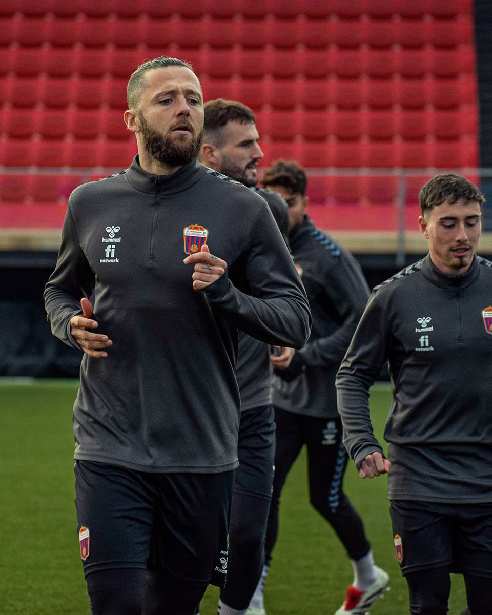 CD_Eldense's tweet photo. ⚽️🔙 El equipo ha vuelto al trabajo esta tarde en el Nuevo Pepico Amat para preparar el #TenerifeEldense ⚔️

#ElijoSoñar ✨ #AupaDeportivo https://t.co/oholeVczck