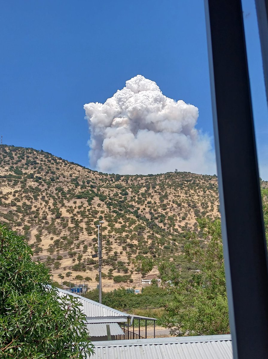 alegriagonzaa's tweet image. 15:51 | 🚨🔥#Pelequén INCENDIO FORESTAL en sector Los Maquis, Camino Quebrada Honda más arriba de la Piedra del Gallo.  

Trabajan Bx-5 Bx-1 CB Malloa + @conaf_minagri 

@reddeemergencia @RedGeoChile @GrupoWurtlitzer @cleivamoris @djgraff_German @NodoRiesgo @RNE_Alpha_8