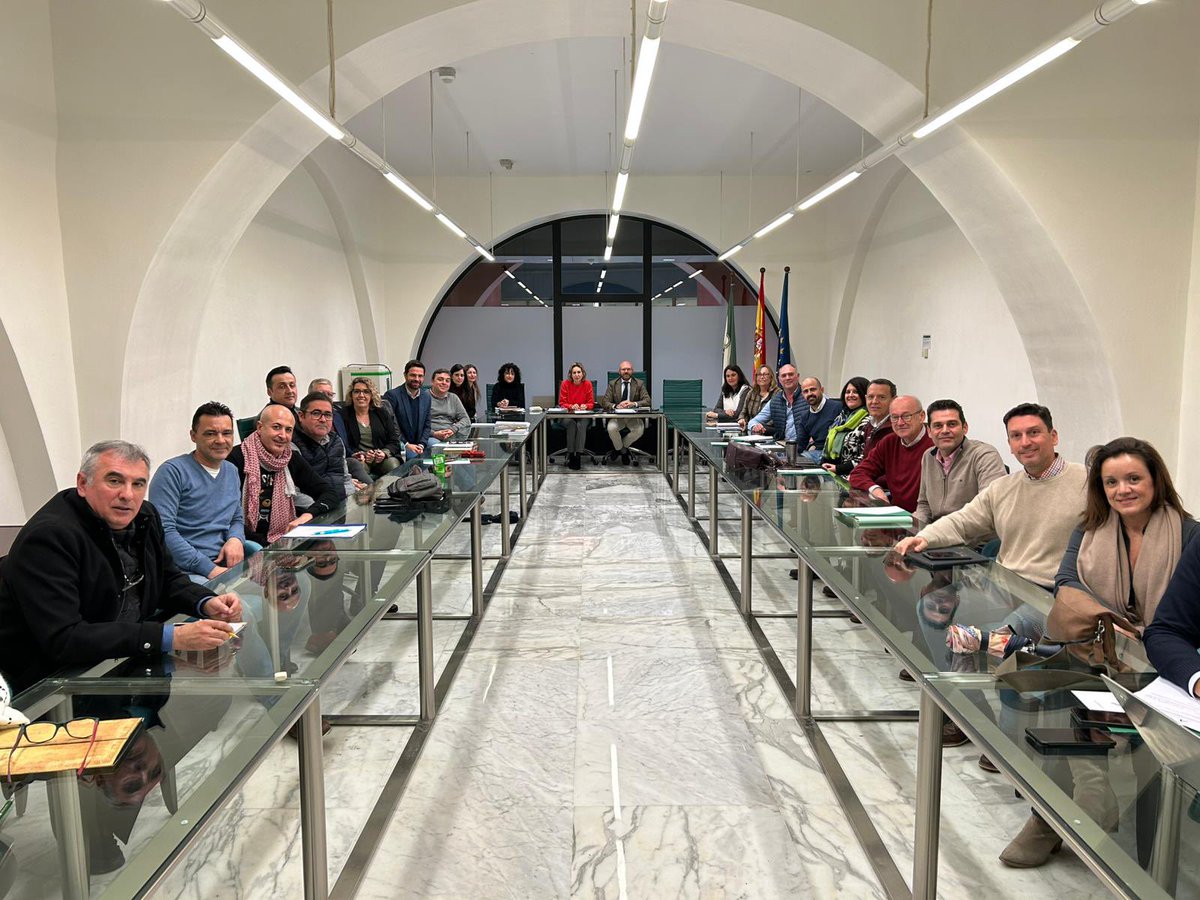 Los centros públicos integrados andaluces de #FP han estado hoy en la Consejería para hablar de oferta formativa y normativa. 

Se han reunido con <a href="/florent_santos/">Florent Santos</a>, secretario general de FP, y con <a href="/inmaculadatronc/">Inmaculada Troncoso</a>, directora general de la <a href="/FPAndaluza/">Formación Profesional Andaluza</a>.