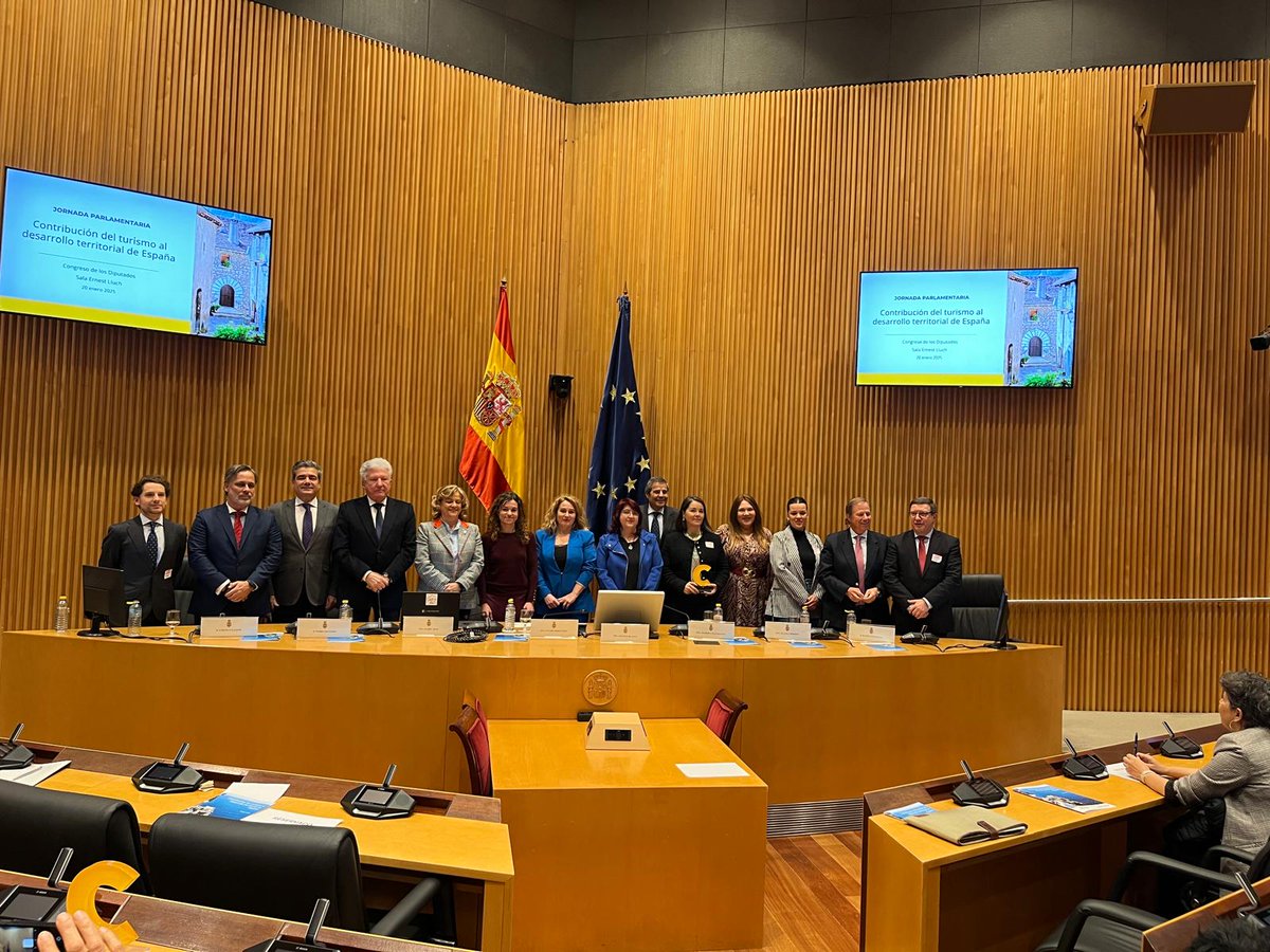 AytoAlcalaH's tweet image. TURISMO
🏵️ Alcalá de Henares ha sido reconocida por COMPETUR, en el Congreso de los Diputados, como mejor destino de Turismo Urbano de España en 2024.

▶️ Este galardón ha sido entregado por Emilio Gallego, Secretario General de Hostelería de España a @IsabelRuizMald, primera…