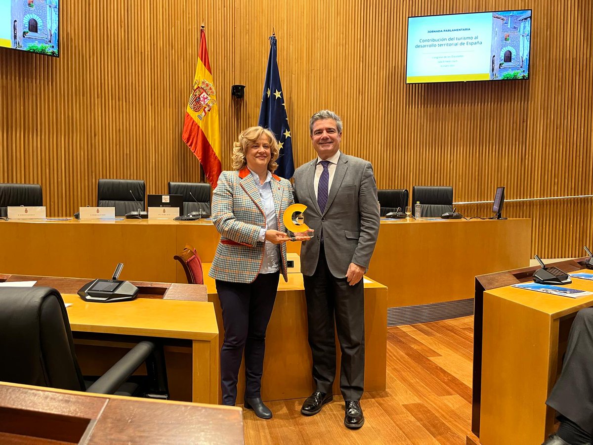 AytoAlcalaH's tweet image. TURISMO
🏵️ Alcalá de Henares ha sido reconocida por COMPETUR, en el Congreso de los Diputados, como mejor destino de Turismo Urbano de España en 2024.

▶️ Este galardón ha sido entregado por Emilio Gallego, Secretario General de Hostelería de España a @IsabelRuizMald, primera…