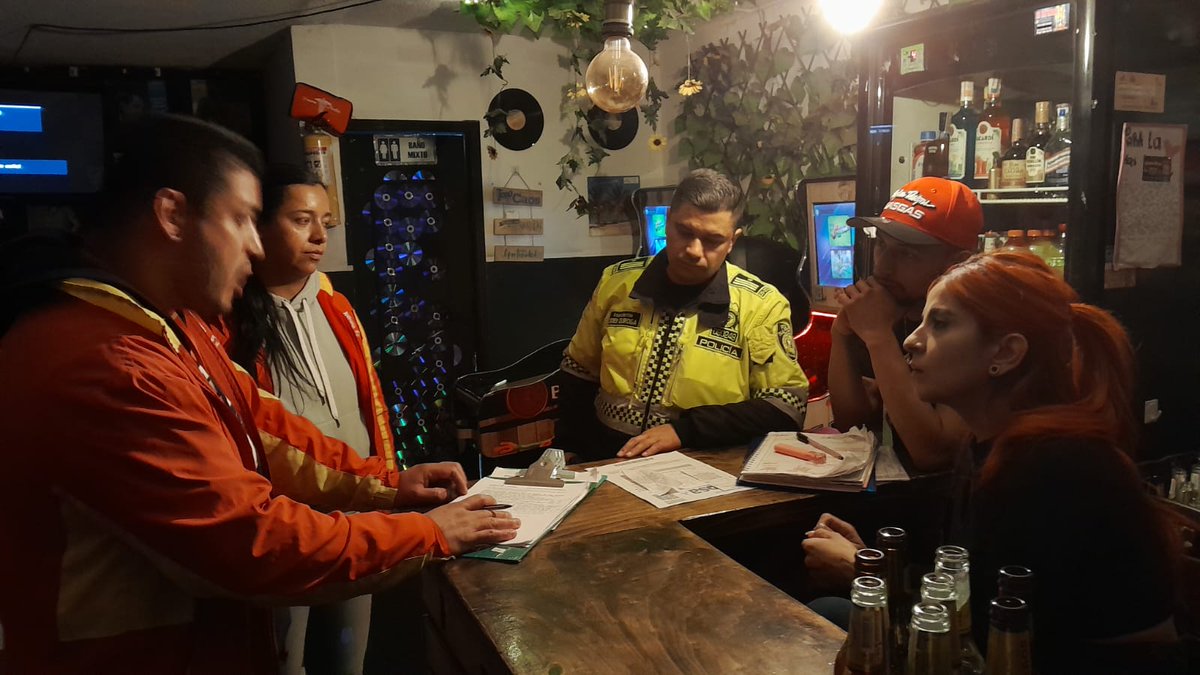 Alcaldiakennedy's tweet photo. 1️⃣ Atendiendo quejas por ruido, realizamos IVC con la @PoliciaBogota en bares de Patio Bonito. 

Las pruebas de sonometría evidenciaron niveles superiores a los estipulados por la OMS, afectando a las viviendas aledañas. 🌐👂 https://t.co/16yAiqUlrL