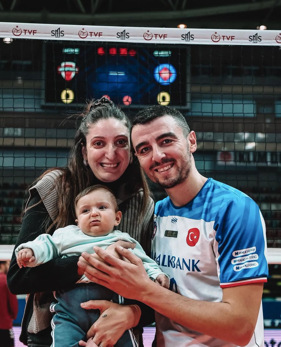 er_volley's tweet photo. Ünver ailesi 📸 https://t.co/G602Yg00RF