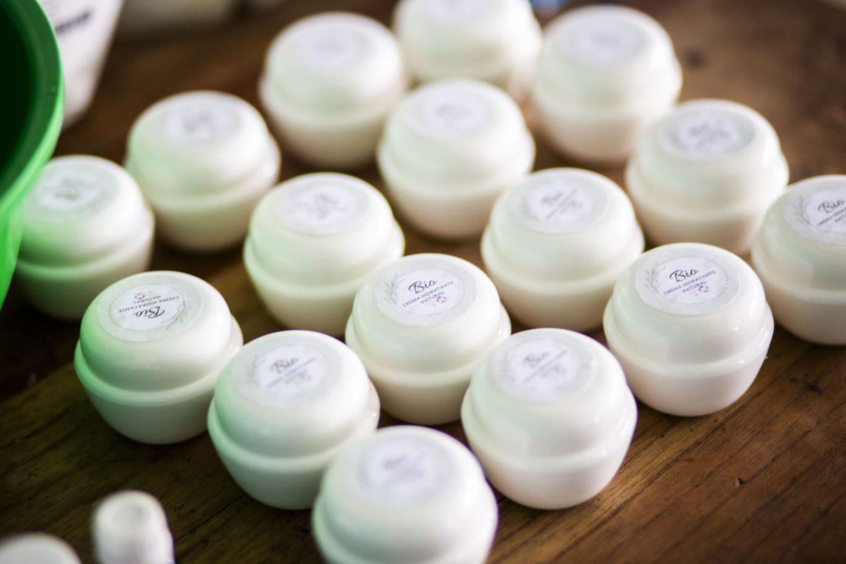 💪🌿 En #Esquipulas impulsamos soluciones duraderas para comunidades de acogida. "Yo me cuido 🌸" es parte de #CiudadesSolidarias, fortaleciendo a más de 45 mujeres a través de cursos para elaborar cremas naturales 🌱, creando medios de vida sostenibles y resilientes. 🙌✨