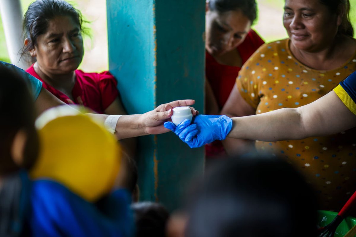 IraydisV's tweet photo. 💪🌿 En #Esquipulas impulsamos soluciones duraderas para comunidades de acogida. "Yo me cuido 🌸" es parte de #CiudadesSolidarias, fortaleciendo a más de 45 mujeres a través de cursos para elaborar cremas naturales 🌱, creando medios de vida sostenibles y resilientes. 🙌✨ https://t.co/4PIXgXrdwb
