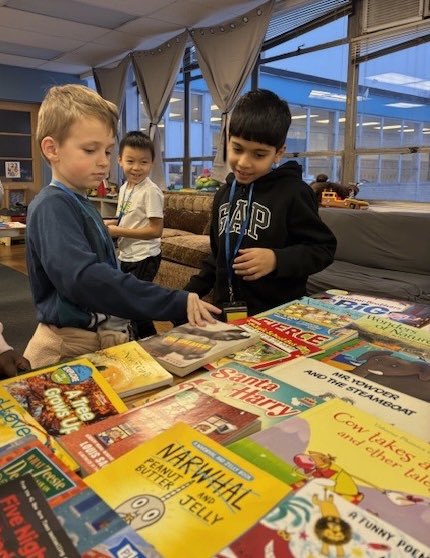 BookwormGlobal's tweet photo. Patrick &amp; friends donated 400 books to SHIM (South Hills Interfaith Movement). The after-school program restocked their library &amp; let kids take home several books. @uscschools @uschschool @shimpgh https://t.co/yELL6T6zoe