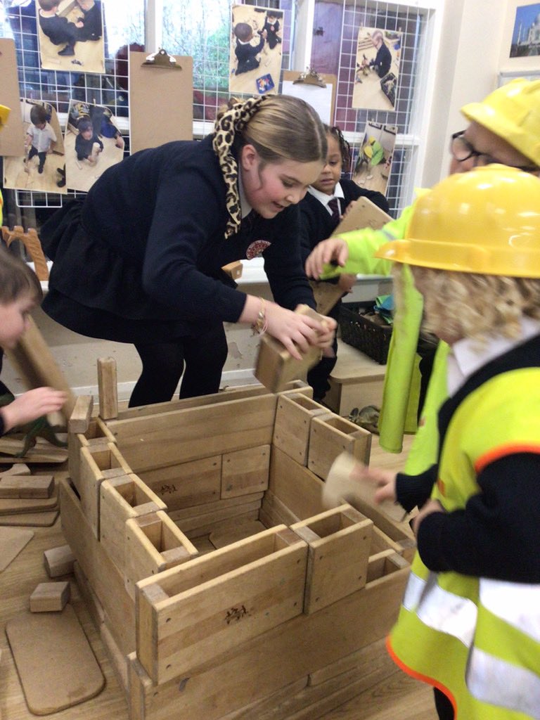 Early years enjoying more visits from year 6 🥰

#construction #building #imaginativeplay #creativeplay