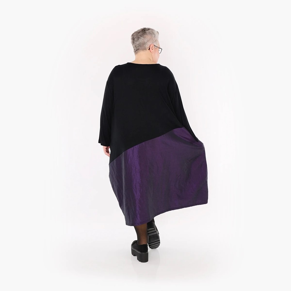 seelenlook's tweet photo. 💜 Stilvoll durch Winter und Frühling! Das Ballonkleid von AKH in elegantem Violett kombiniert fließenden Taft mit bequemer Oversize-Passform. Perfekt für Curvy Frauen! 💃

➡️ Jetzt entdecken: https://t.co/yioQwgNkp7

#CurvyFashion #OversizeStyle #HerbstLook https://t.co/vJ40TGILhf