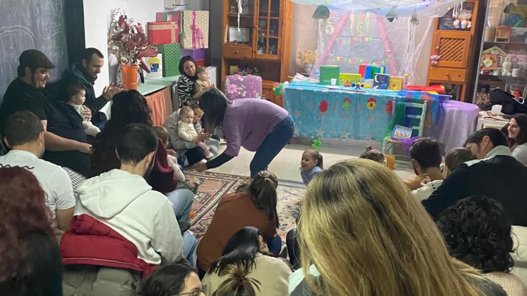En la sesión para bebés se ha producido magia y eso se ha transmitido en las caritas de los peques que han sido pura atención y a esta librera le  han llenado de color y emociones. 📷📷