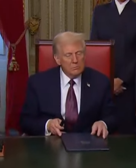 voulhetaxei's tweet photo. 🚨- URGENTE!!!

Trump acaba de assinar o primeiro decreto no capitólio. Este decreto diz que o Xandão é um careca safado e viad0 e sua hora chegou. 

Se você concorda digite: cabeça de ovo sua hora chegou

#ForeMoreYears https://t.co/YgWVwCrxFv