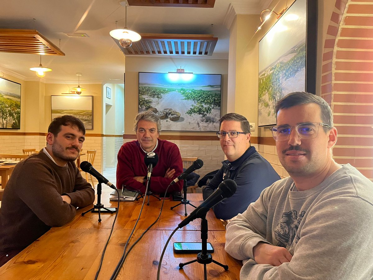 XerezDFC's tweet photo. 📻 #LaTertulia 

🔷 Ya disponible en formato podcast la primera tertulia del año con Manuel Jesús Huerta, Toni Fernández y Sebastián Chilla.

📍 Desde Bar El Molino 

   Formato podcast  ➡️ https://t.co/oHfmnCKZCI https://t.co/qe1wzD6IXg
